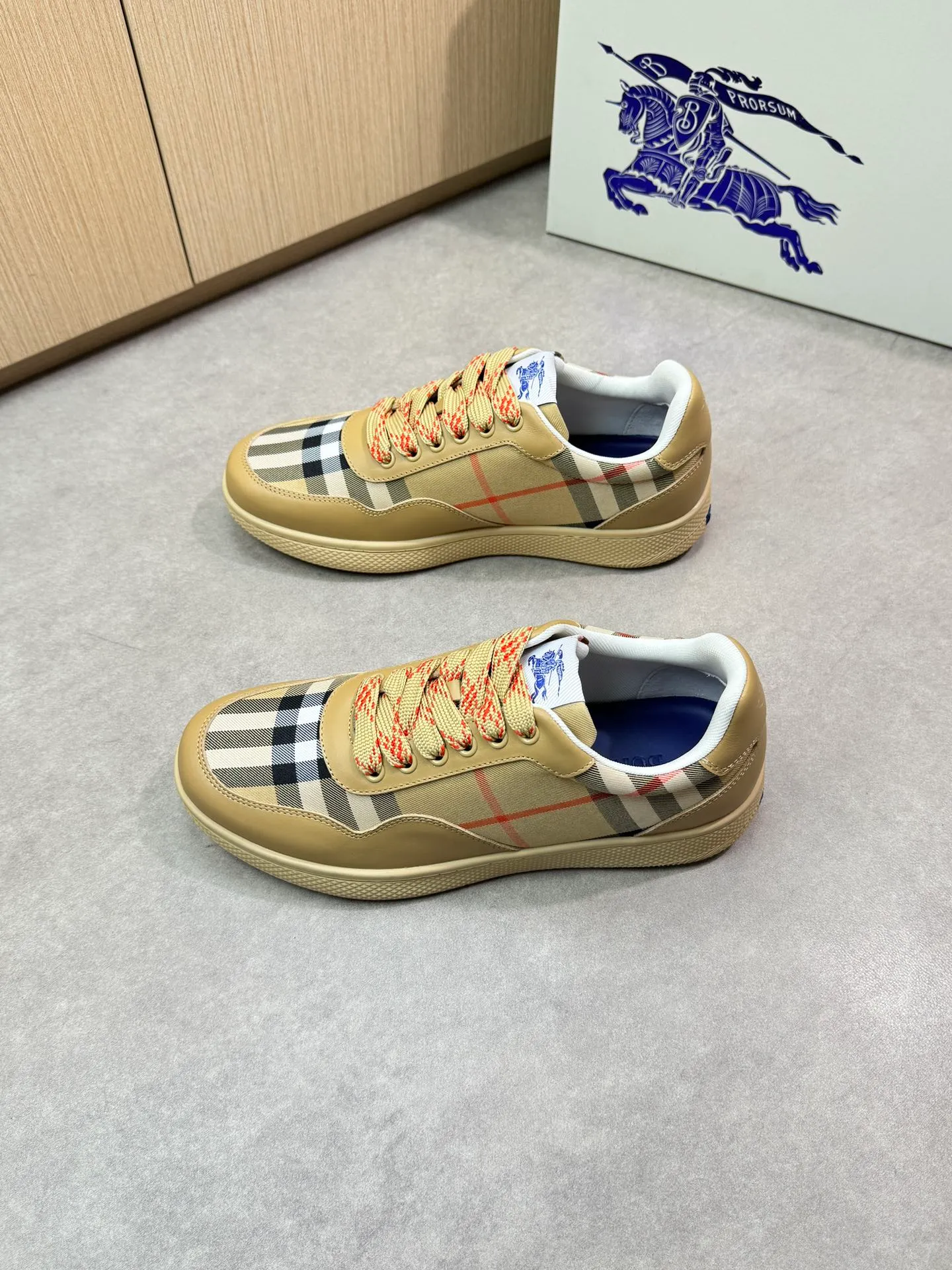 P400 [BURBERRY] Burberry casual sports sneakers - Upper: imported 🔝 Napa calfskin, brand totem cloth, tongue brand cloth label - Lining: brand canvas, foot pad; water-dyed cowhide - Outsole: ultra-light TPR rubber; two-color molded outsole - Super high quality control, fine workmanship: highlighted (high-end, luxury, grade) -Size : 38-44 (Male 45, can be customized)·BBR0372